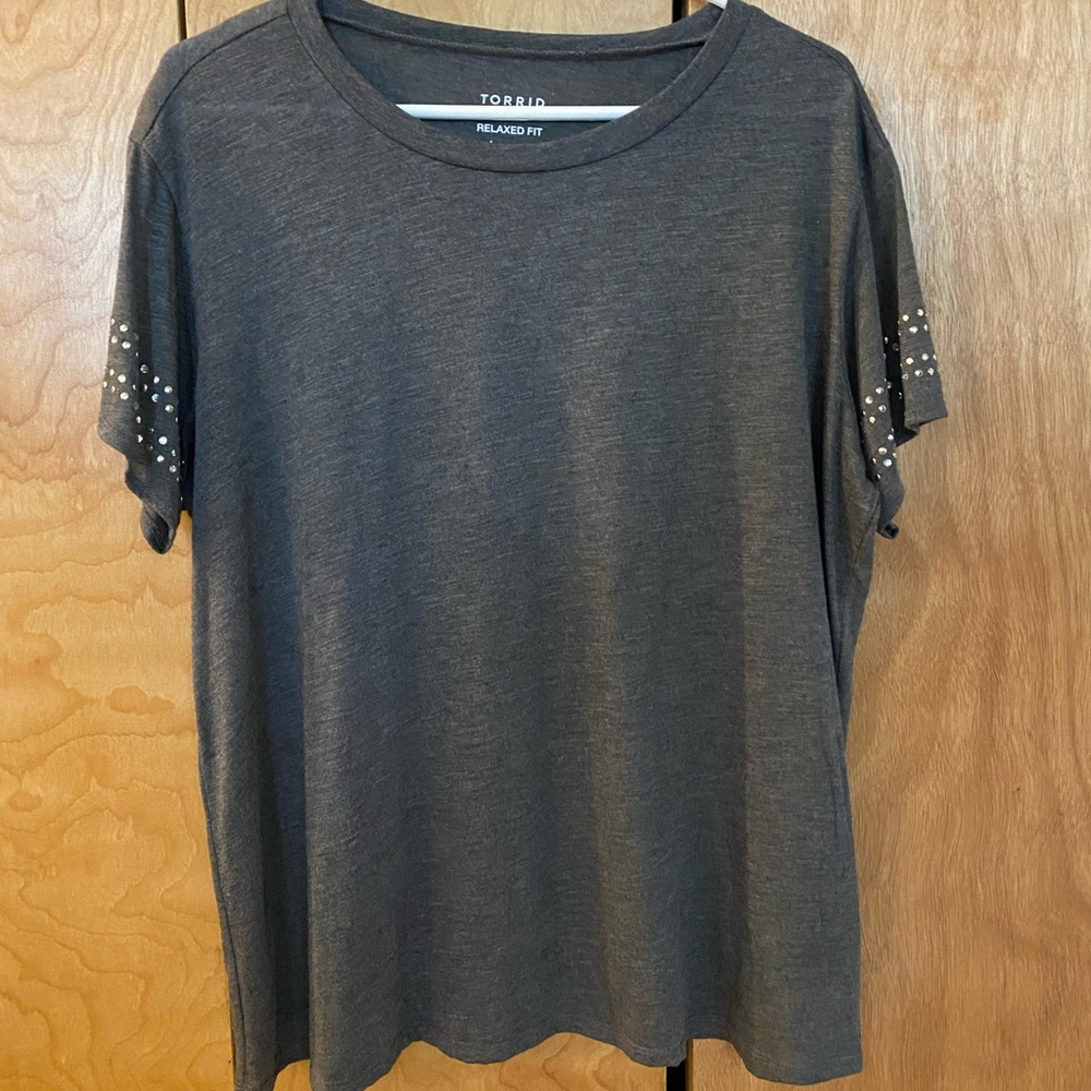 Torrid gray relaxed T with studded sleeves